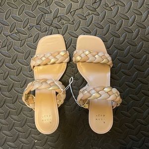 Size 7 1/2 target brand heels. Tags still on, never worn.